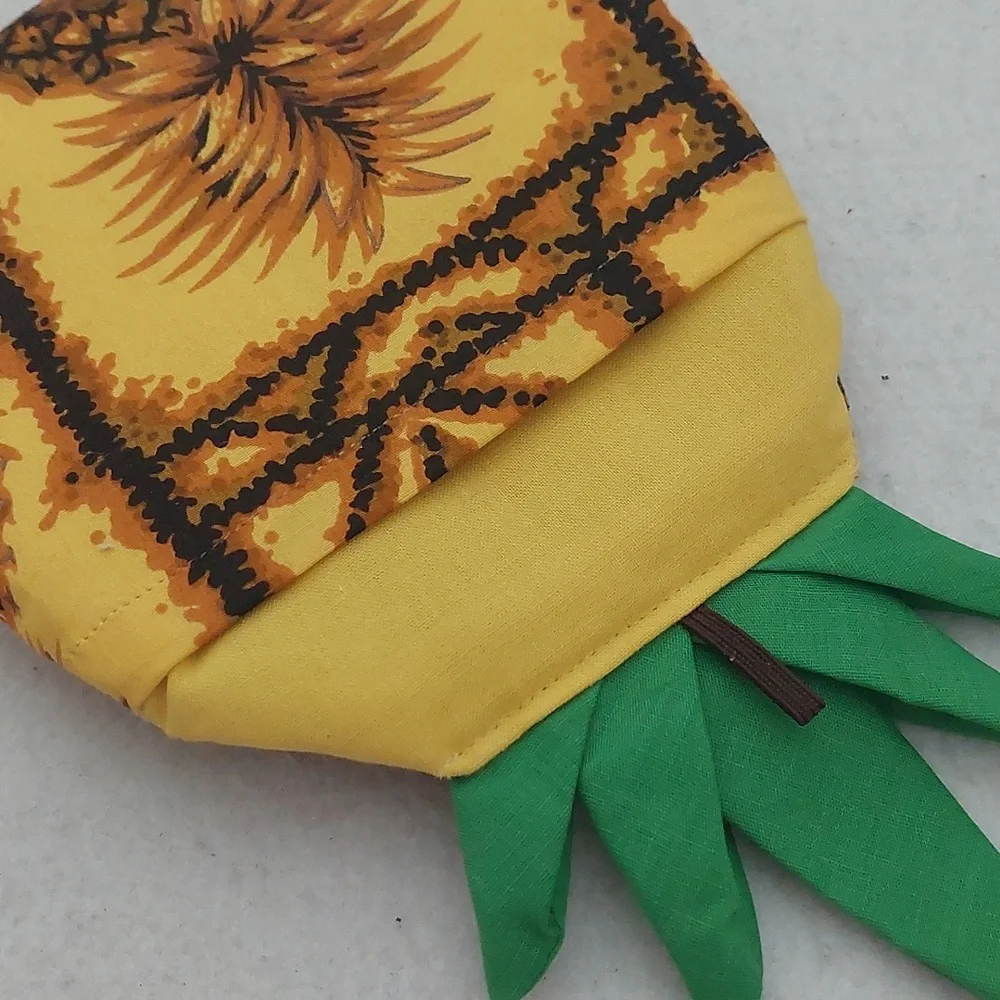 LANAKILA CRAFTS Hawaiian Pineapple Print Mitt Pot Holders